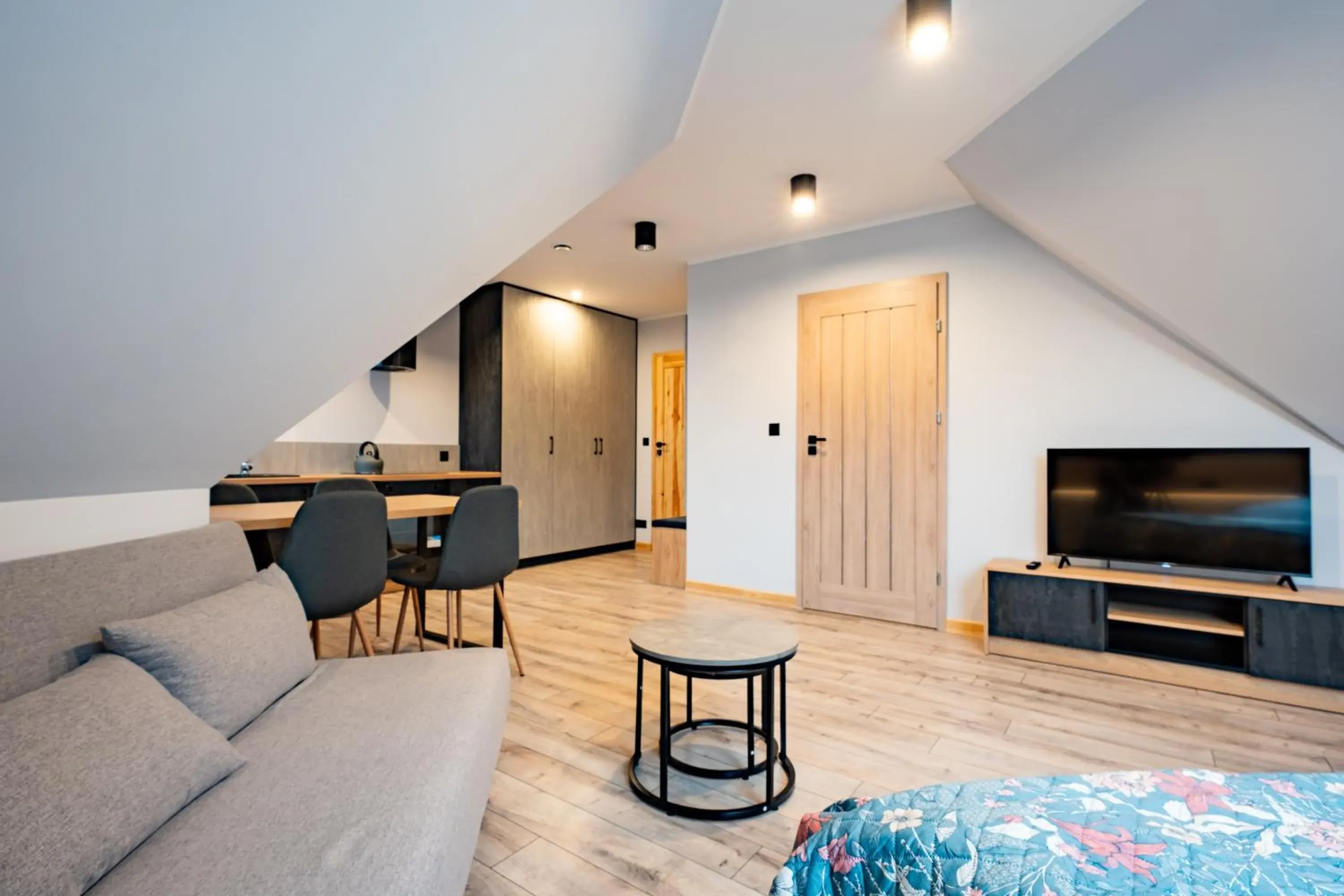 Apartament z sofą, stołem i telewizorem