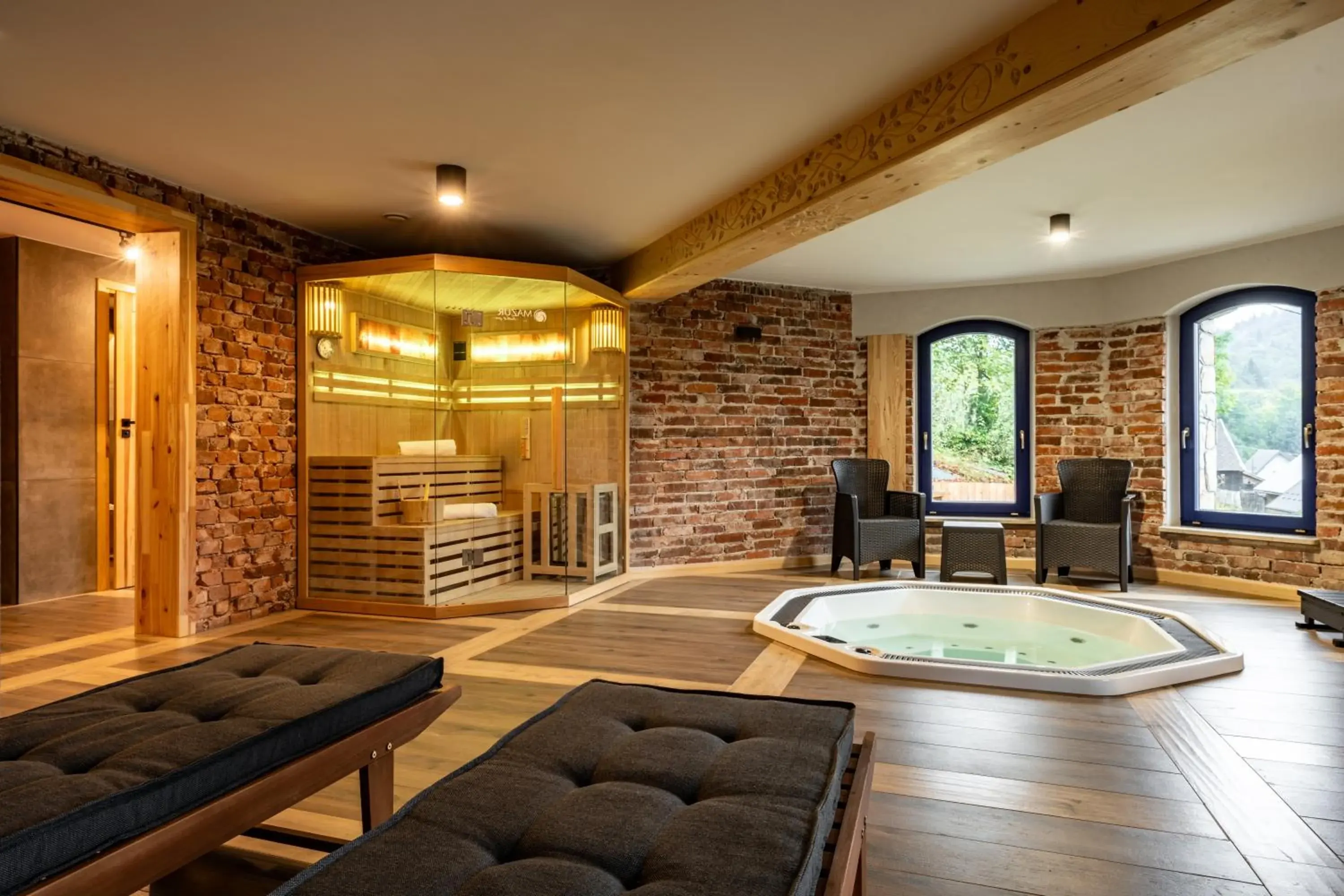Leżanki, sauna i wanna z hydromasażem